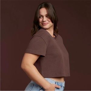 Nuuds cropped tee in color COFFEE